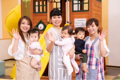 子供を抱える女性スタッフ